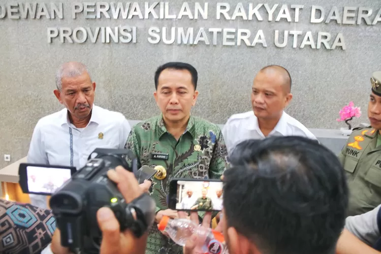 Pj Gubernur Sumut Agus Fatoni beri keterangan pers terkait PON 2024 dan Pilkada Serentak. (Realitasonline.id/Kominfo Sumut/ Fahmi Aulia)