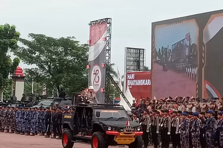 Kapolda Sumut, Komjen Pol Agung Setya Imam Effendi memeriksa barisan peserta upacara HUT ke-78 Bhayangkara di Lapangan KS Tubun Mapolda Sumut, Senin (1/7/2024). (Realitasonlione.id/ TM)