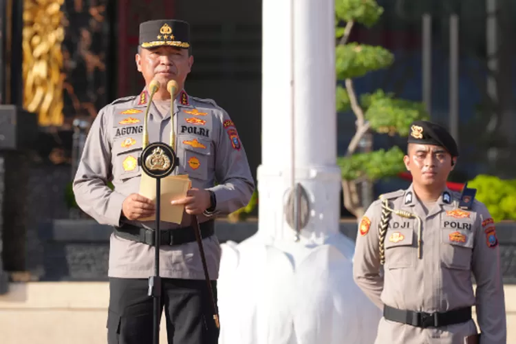 Kapolda Sumut Komjen Pol Agung Setya Imam Effendi memberikan ucapan selamat kepada personel Polda Sumut yang naik pangkat di Lapangan KS Tubun, Mapolda Sumut, Selasa (2/7/2024).