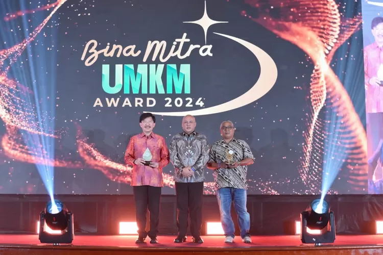 Keterangan foto: (kiri) Marco Sumampouw, Direktur Smartfren bersama (tiga dari kiri) Sugeng Paijo, pendiri "Jajanan Mamake" UMKM Binaan Smartfren di Cilacap, Jawa Tengah, menerima penghargaan Bina Mitra UMKM Awards 2024