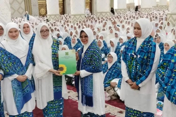 Cut Hasnah Nur dikukuhkan sebagai Ketua PD BKMT Abdya dan Sekretaris Hawanis, SE. Prosesi pengukuhan itu berlangsung di Masjid Agung Baitul Ghafur Abdya yang dikemas dalam kegiatan tablik akbar yang dihadiri Ketua Umum Pimpinan Pusat BKMT, Dr Hj Syifa Fauzia, M.Arts, Rabu (3/7).