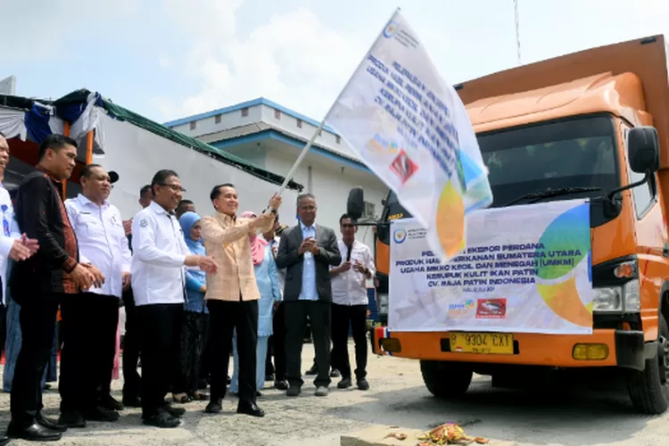 Pj Gubernur Sumut Agus Fatoni melepas ekspor perdana kerupuk kulit ikan patin di Badan Pengendalian dan Pengawasan Mutu Hasil Kelautan dan Perikanan (BPPMHKP), Jalan Karantina Ikan, Desa Araskabu, Kecamatan Beringin, Kabupaten Deliserdang, Rabu (3/7/2024).