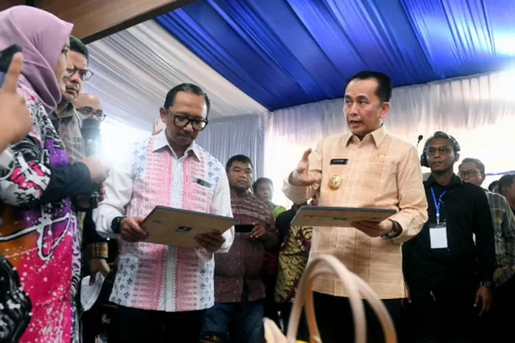 Pj Gubernur Sumut Agus Fatoni menghadiri Pembukaan Karya Kreatif Sumatera Utara (KKSU) 2024 yang diselenggarakan di Halaman Istana Maimon, Jalan Brigjend Katamso, Medan, Rabu (3/7/2024).