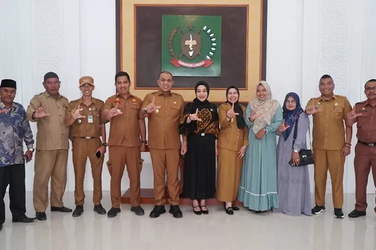 Camat Tanjung Pura dan warganya foto bersama usai audiensi dengan Pj Bupati Langat (Realitasonline.id/AA)