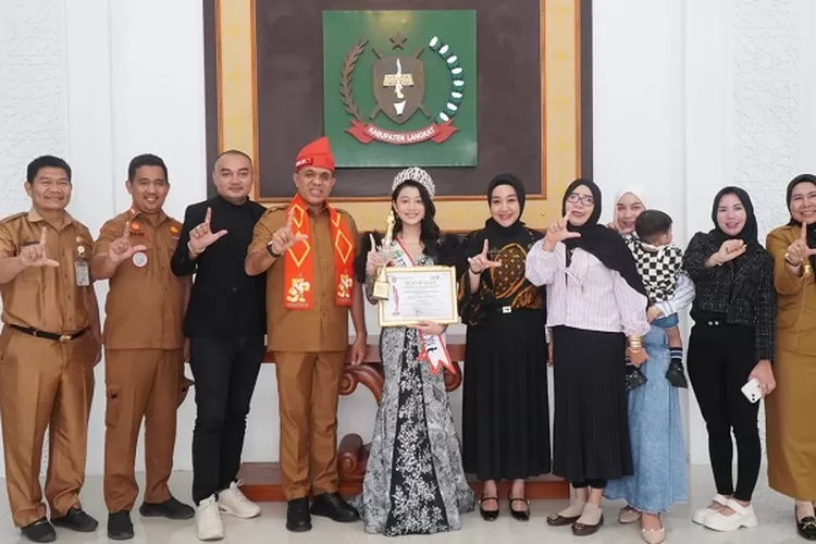 Pj Bupati Langkat HM Faisal Hasrimy bersama Pj Ketua TP. PKK Langkat Ny. Uke Retno Wahyuni Faisal Hasrimy sambut hangat Puteri Batik Cilik Sumatera Utara 2024  (Realitasonline.id/AA)