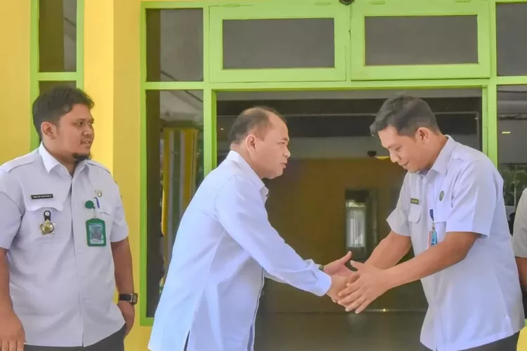 Pj Wali Kota Padangsidimpuan H Timur Tumanggor menyambut kedatangan Kepala BNNK Tapsel Saiful Fadhli  (Realitasonline.id/Riswandy)