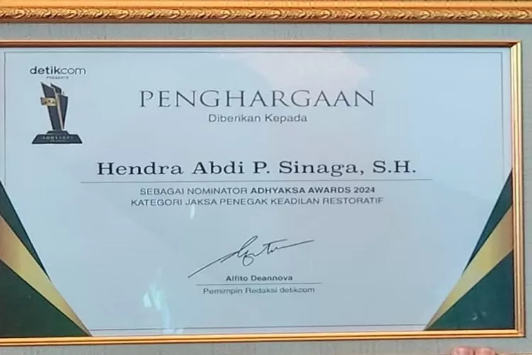 Piagam penghargaan yang diperoleh Kasi Pidum Kejari langkat Hendra Abdi P Sinaga SH  (Realitasonline.id/M.Ali)