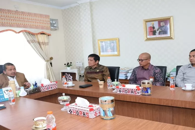 Bupati Tapsel Dolly Pasaribu, saat menerima, Kunjungan Kerja Pimpinan Ombudsman RI diruang rapat Bupati Tapsel, di Sipirok  (Realitasonline.id/Riswandy)