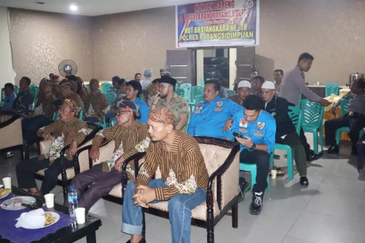 Polres Padangsidimpuan menggelar nonton bareng pagelaran wayang kulit dalam memeriahkan HUT Bhayangkara ke 78 tahun 2024, berlangsung di aula Mapolres Padangsidimpuan, Jalan SM Raja Kota Padangsidimpuan, Jumat (5/7/2024) malam.(Realitasonline.id/ RI)