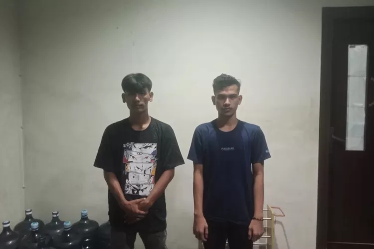 Kedua calon penumpang yang kedapatan membawa sabu (Realitasonline.id/zul)