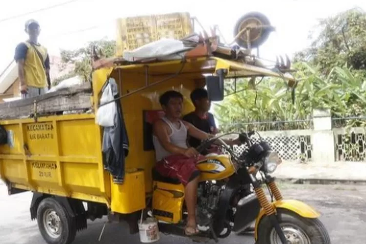 Motor roda 3 seperti ini yang  digunakan mengangkat sampah warga Kelurahan Syahmad Lubuk Pakam.