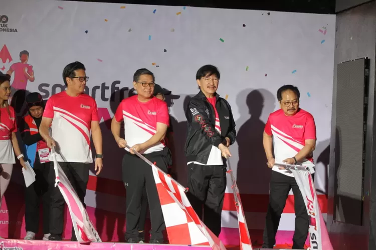 (ki-ka) Ferry Salman, Managing Director Sinar Mas sekaligus Wakil Komisaris Utama Smartfren; Sanny Iskandar, Senior Executive President Office Sinar Mas; Marco Sumampouw, Director Smartfren; Merza Fachys, President Director Smartfren membuka Smartfren Run 2024 yang diikuti oleh ribuan pelari, di Pla