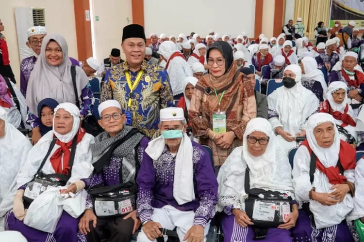 Ketua PPIH Debarkasi Medan Ahmad Qosbi saat menyambut kedatangan jemaah haji di Aula 1 Madinatul Hujjaj Asrama Haji Medan mengucapkan selamat datang, selamat kembali ke Tanah Air semoga menjadi haji mabrur.