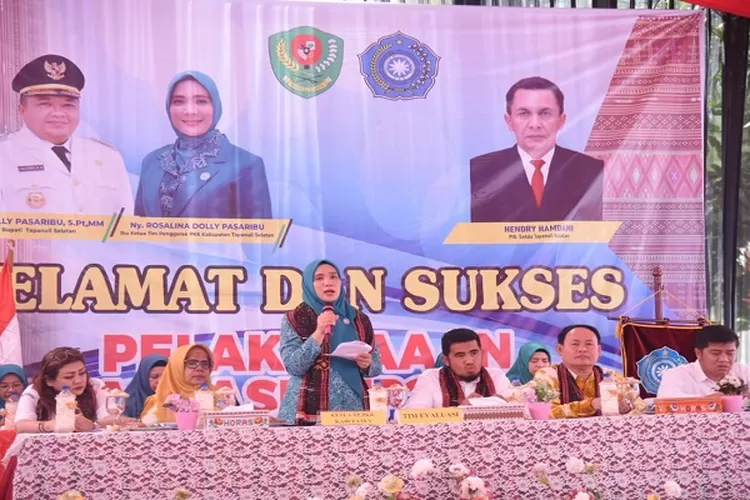 Ketua TP PKK Kabupaten Tapsel Ny. Rosalina Dolly Pasaribu memberi sambutan pada kunjungan&nbsp;Tim evaluasi PTP2WKSS Provsu, di Desa Batu Godang ( Realitasonline.id/Riswandy)