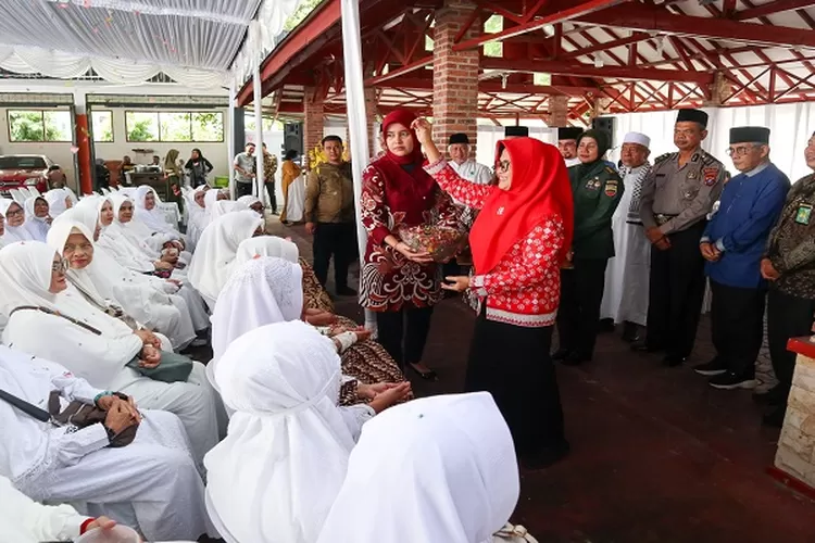 Wali Kota Pematangsiantar dr Susanti Dewayani tepung tawari jemaah haji/Hajjah dan pemberian tali asih kepada peserta MTQ berprestasi tingkat Sumut&nbsp; ( Realitasonline.id/RH)