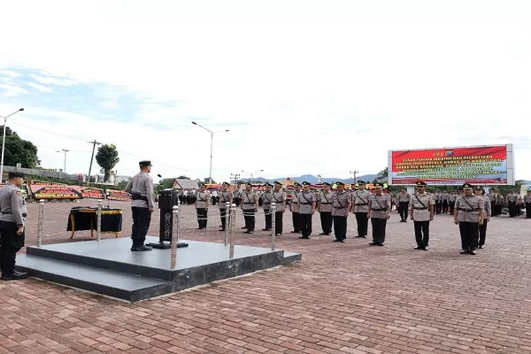 Kapolres Tapsel AKBP Yasir Ahmadi, memimpin upacara sertijab 11 personil di lapangan upacara Mapolres Tapsel di Sipirok (Realitasonline.id/Riswandy)