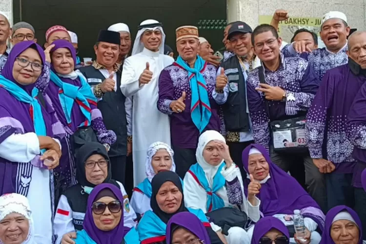 Jemaah haji Kloter 25 Debarkasi Medan saat dilepas keberangkatannya ke Madinah oleh Kepala Sektor 11 PPIH Arab Saudi H.Muchlis Aseng di Makkah, Sabtu (13/7/2024).