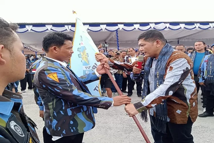 Daniel Sitompul menerima pataka dari Ketua IPK Sumut  (Realitasonline.id/Marudut)