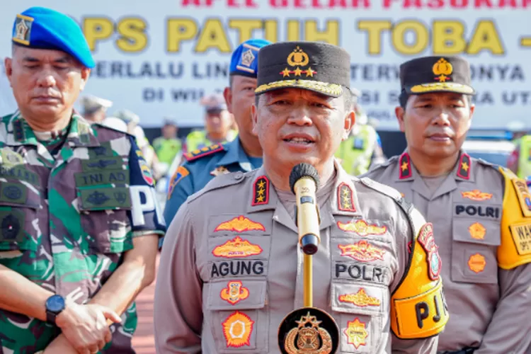 Kapolda Sumut, Komjen Pol Agung Setya Imam Effendi memberi penjelasan terkait pembakaran rumah Rico Sempurna Pasaribu usai apel gelaran pasukan di Lapangan KS Tubun Mapolda Sumut, Senin (15/7/2024).