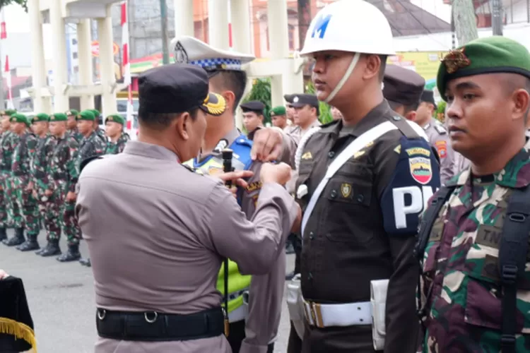 Kapolres Sematkan Tanda Pita Tanda Dimulainya Operasi Patuh Toba 2024 kepada perwakilan Personil di halaman Mako Polres Padangsidimpuan
