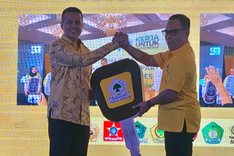Ketua DPD Golkar Sumut Musa Rajekshah (kiri) menyerahkan hadiah mobil listrik kepada Ketua DPD Golkar Deli Serdang Hamdani Syahputra.