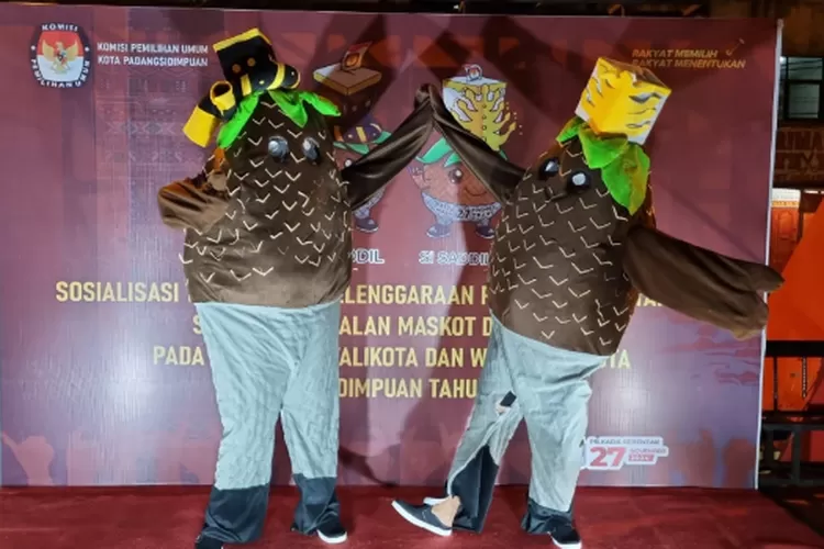 Maskot dan jingle Pemilihan Wali Kota dan Wakil Wali Kota Padangsidimpuan untuk PilkadanTahun 2024 bernama Saddil dan Saddila yang dilaunching oleh KPU Kota Padangsidimpuan di Alaman Bolak Kota Padangsidimpuan, Minggu (14/7/2024) malam.(Realitasonline.id/ RI)
