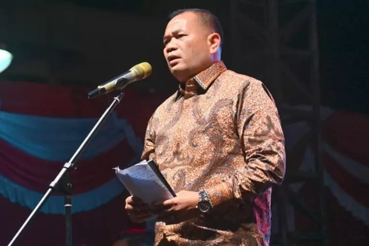 Pj Wali Kota Padangsidimpuan H.Timur Tumanggor saat menghadiri launching maskot dan jingle Pemilihan Wali Kota dan Wakil Wali Kota Padangsidimpuan yang diselenggarakan KPU Kota Padangsidimpuan di Alaman Bolak Kota Padangsidimpuan, Minggu (14/7/2024) malam.(Realitasonline.id/ RI)