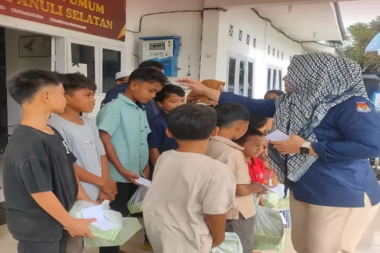  Ketua KPU Tapsel Zulhajji Siregar, diwakili Sekretaris KPU Rizky Astuti Ritonga menyantuni anak yatim usai menggelar doa bersama (&nbsp; Realitasonline.id/Riswandy)