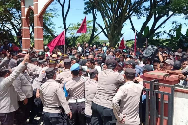 Massa mencoba mendobrak pintu gerbang kantor Kejari Abdya lantaran lama menunggu diskusi dari pihak Kejari Abdya
