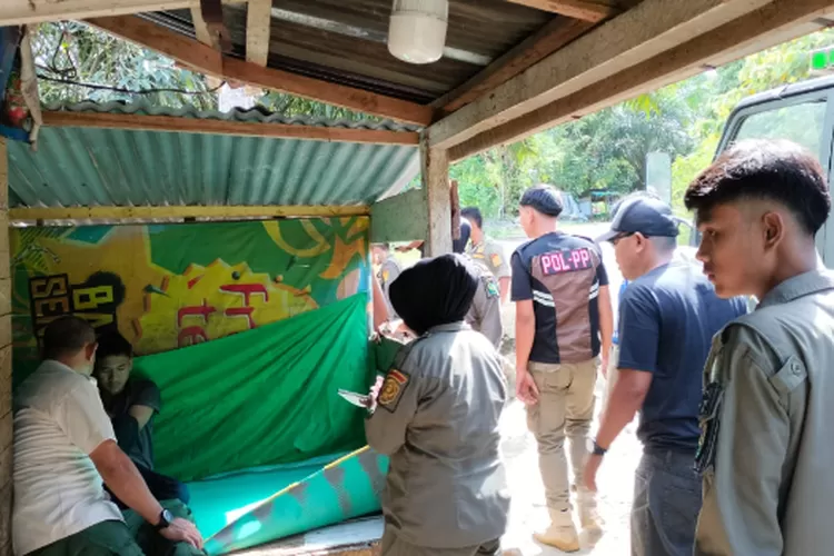 Tim Yustisi Satpol PP Kota Padangsidimpuan melakukan Penertiban pondok tertutup diduga dijadikan tempat remang-remang di bukit Simarsayang Kecamatan Padangsidimpuan, Jumat (19/7/2024).(Realitasonline.id/ RI)