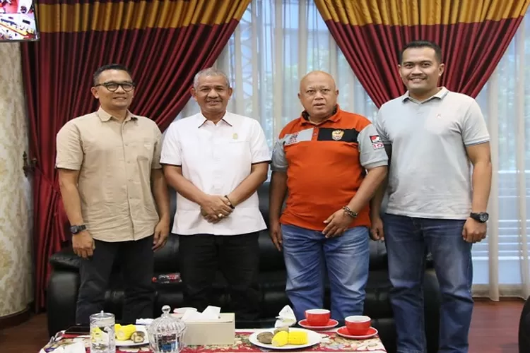 Perwakilan Komunitas Pajero Indonesia One MD Aditiawansyah, Dikky satria Bakti Setiabudi saat diterima Ketua DPRD Sumut Sutarto. (Realitasonline.id/mis)