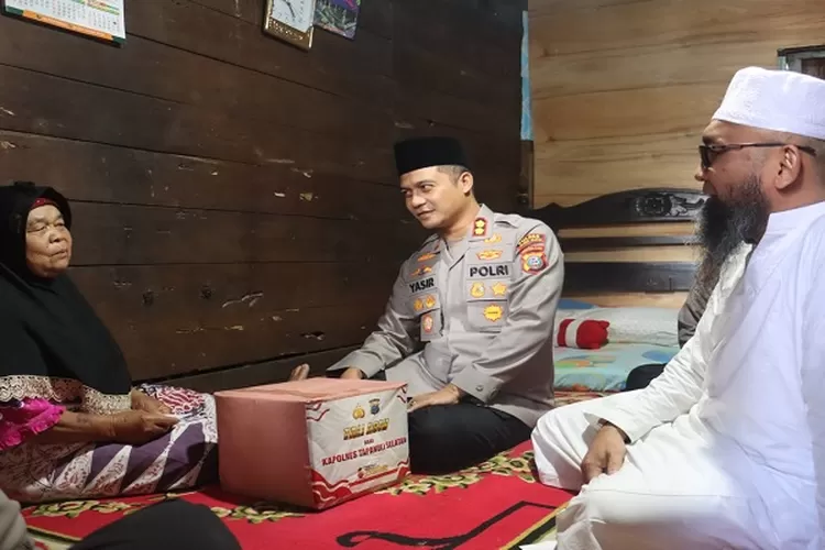 Kapolres Tapsel, AKBP Yasir Ahmadi, dan jajaran, bagikan ratusan nasi kotak serta memberikan bantuan kepada warga Pra Sejahtera yang berada di sekitarab Masjid Raya Sri Alam Dunia Sipirok, Kabupaten Tapsel  (Realitasonline.id / Riswandy)