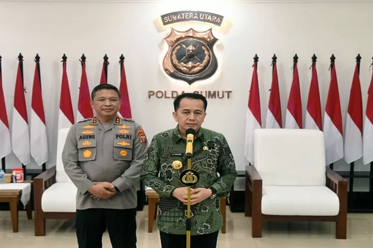 Pj Gubernur Sumut Agus Fatoni bersama Kapolda Sumut Komjen Pol Agung Setya Imam Effendi yang menerima  Penghargaan Kompolnas Awards 2024  (Realitasonline.id/zul)