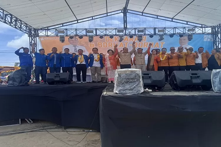 Deklarasi Paslon Cabup dan Wacabup Humbahas, Irwan Simamora SH dan Ir Sadar Sinaga di Dolok Sanggul  (Realitasonline.id/tansir)