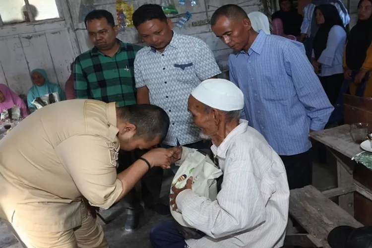Bupati Tapsel Dolly Pasaribu, saat mengunjungi warga Desa Nanggar Jati Kecamatan Arse Kabupaten Tapsel, dalam rangka mempererat hubungan silaturahmi, sekaligus mendengarkan aspirasi serta keluhan warga  (Realitasonline.id/Riswandy)