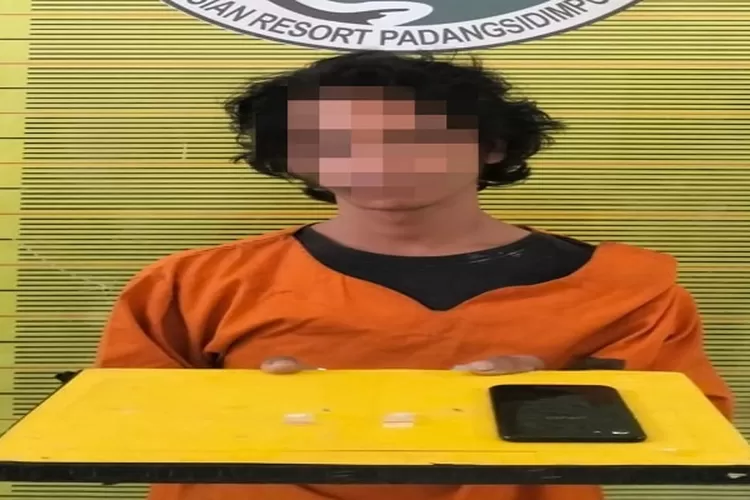 Pelaku atas kepemilikan narkoba jenis sabu yang ditangkap Team Opsnal Satresnarkoba Polres Padangsidimpuan  (Realitasonline.id/Riswandy)