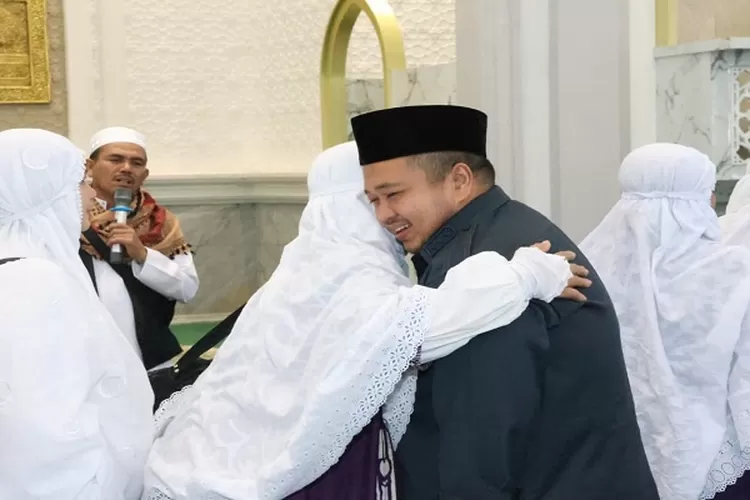 Bupati Tapsel Dolly Pasaribu bersama Forkopimda menyambut kedatangan Jemaah Haji Kloter 23 asal Kabupaten Tapsel, di Masjid Agung Syahrun Nur, Desa Kilang Papan, Kecamatan Sipirok, Minggu (21/7/2024)  (Realitasonline.id/Riswandy)