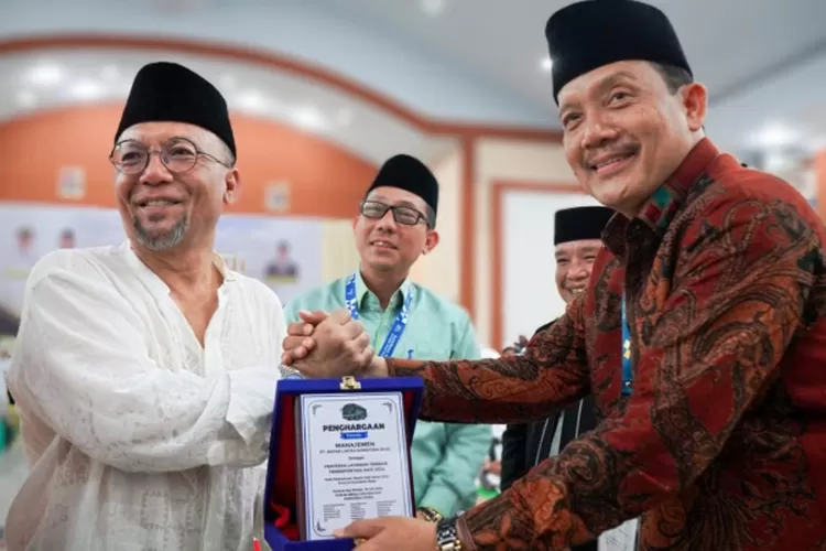 Bos ALS Chandra Lubis saat menerima plakat penghargaan dari insan Pers peliput jemaah haji yang diserahkan Kabag TU Kanwil Kemenag Sumut H.Muhammad Yunus, Minggu dini hari (21/7/2024).