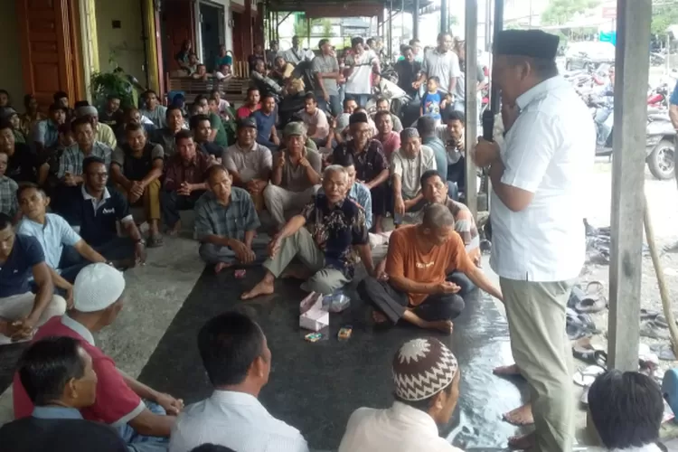 Calon Bupati Aceh Selatan, H. Darmansah (kemeja putih) sedang menyampaikan pisi misi kepada ratusan timses dan pendukung di Posko Kemenangan  Labahanhaji Raya.(realitasonline.id/zul)