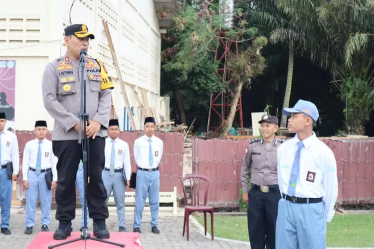 Kapolres Padangsidimpuan AKBP. Dudung Setyawan, saat memberikan arahan dan bimbingan kepada siswa SMA Swasta Nurul Ilmi Padangsidimpuan, di lapangan upacara sekolah setempat Jalan BM. Muda Kelurahan Silandit Kecamatan Padangsidimpuan Selatan Kota Padangsidimpuan, Senin (22/7/2024).(Realitasonline.id
