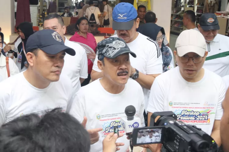 Sekda Provinsi Sumut Arief S Trinugroho melepas peserta Jalan Sehat pada rangkaian Hari Koperasi ke-77 Tahun 2024 Provinsi Sumatera Utara di Halaman Kantor UPT Pusat Layanan Usaha Terpadu Dinas Koperasi Prov. Sumut Komplek PRSU Jalan Gatot Subroto Medan, Minggu (21/7/2024)