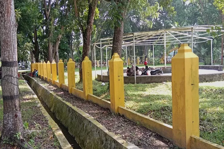 Tampak puluhan Pagar taman Amir Hamzah langkat raib  (Realitasonline.id/MA)