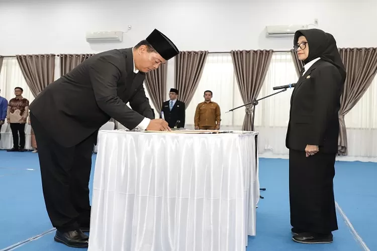 Wali Kota melantik Arianto ST MM, Dirut Perumda Air Minum Tirta Uli Pematangsiantar  (Realitasonline.id/SS)