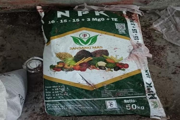 Pupuk jenis NPK dengan merk Janjang Mas yang diterima oleh pihak desa (Realitasonline.id/ASR)