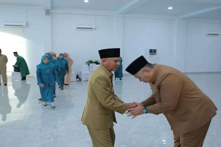 Pj Sekda saat menyalam Bupati Asahan usai dilantik (Realitasonline.id/HS)