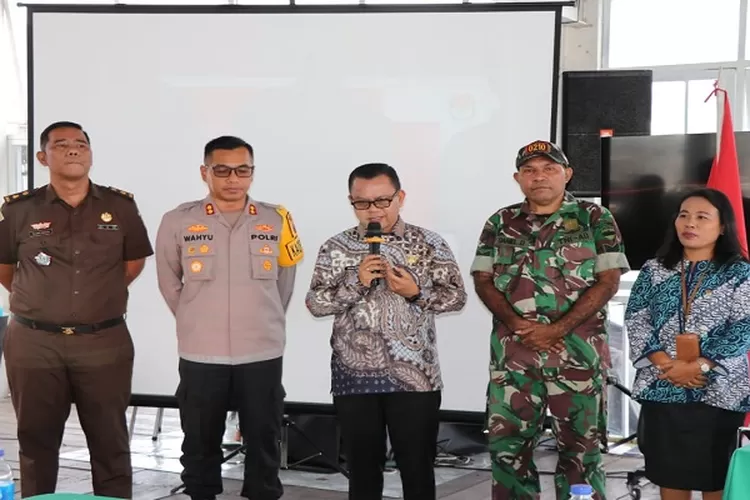 Bupati Toba Poltak  Sitorus bersama Formkopinda bersama KPU Toba pada sosialisasi Pilkada (Realitasonline.id/MS)