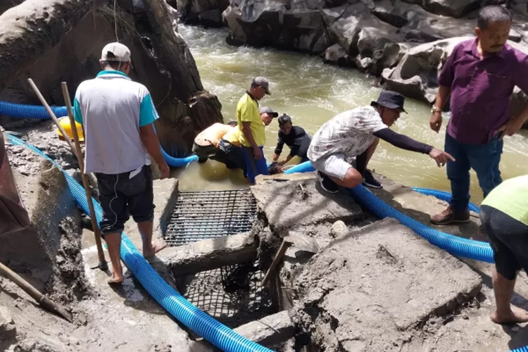 Direktur Perumda Mual Natio Lamtagon Manalu terlibat langsung memantau pembersihan Intake dan IPA SPAM Tarutung di sumber Aek Butar Silangkitang Sipoholon. (Realitasonline.id/ AS)