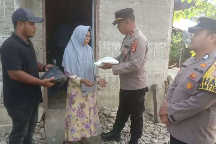 Kapolsek Kluet Utara, Aceh Selatan, serahkan paket kepada lansia dan warga kurang mampu.(realitasonline.id/zul)