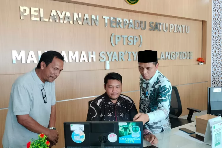 Ketua MS Blangpidie, Muhammad Nawawi, SHi (kanan) memperlihatkan daftar perkara cerai sejak Januari - Juli 2024 di Kantor Mahkamah setempat, Jumat (26/7)