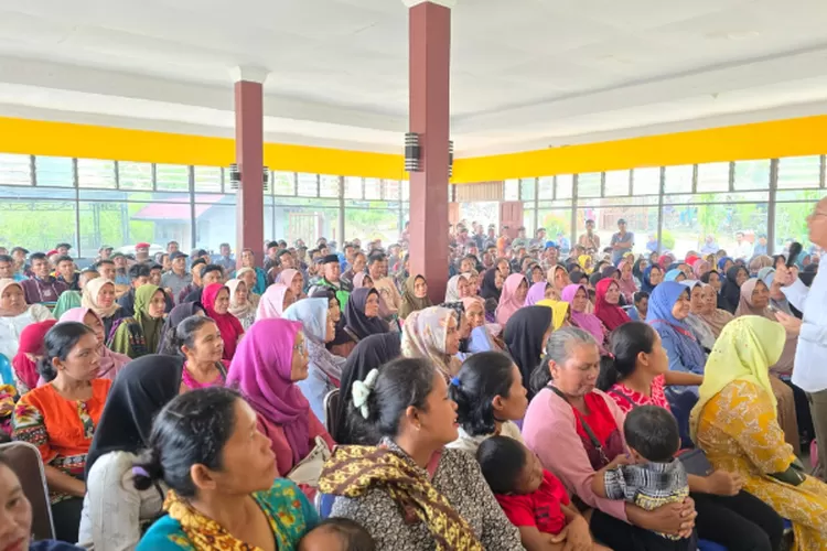 Anggota DPR RI Gus Irawan Pasaribu saat bersilsturrahmi dengan warga empat Kecamatan di wilayah Sipirok Narobi, kemarin. (Realitasoline.id/ Ist)
